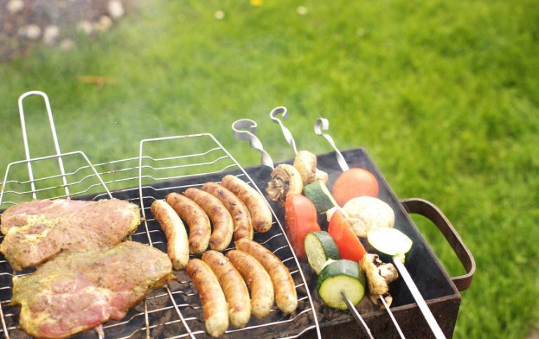 Maisto saugą iškylaujantiems gamtoje, ant kepsnines kjepami maisto produktai