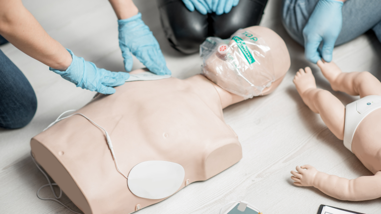 Defibriliacija atliekama ant suaugusiojo gaivinimo manekeno