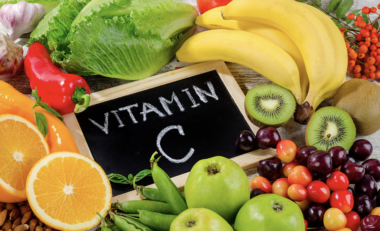 „Natūralūs vitamino C šaltiniai – citrusai, kiviai, daržovės.“